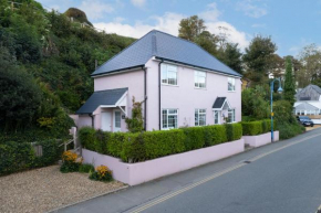Ruby Cottage - Beachside Cottage with Views